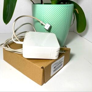 Apple AC ADAPTER, 45W, White, Model #: A1437/A1465/A1466